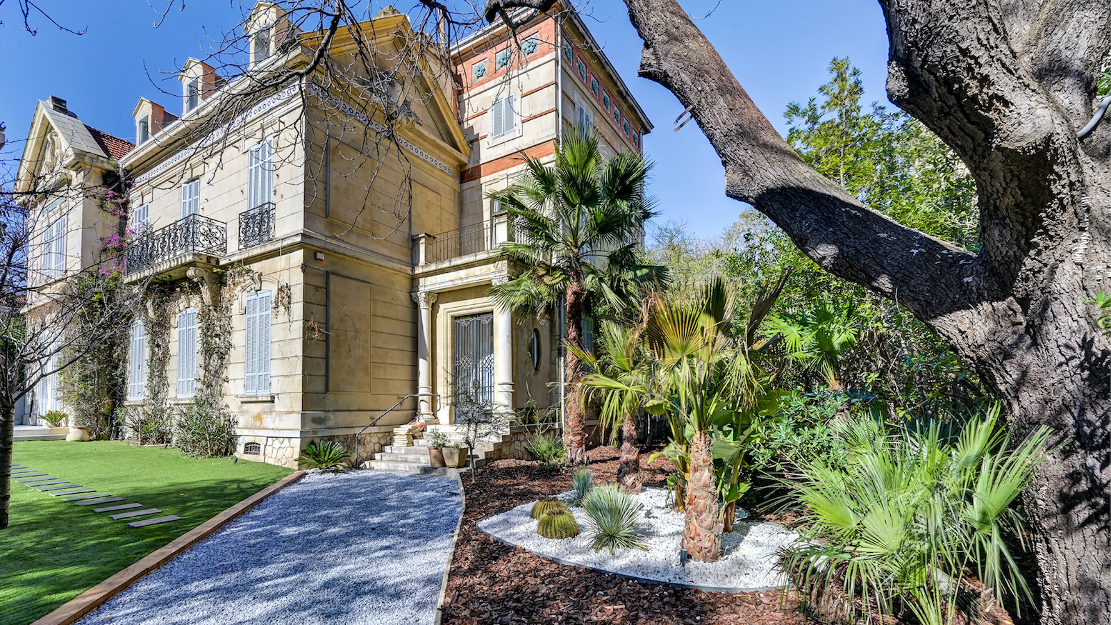 La Bastide 43 — SEO, réseaux sociaux et IA pour remplir le calendrier de réservations.